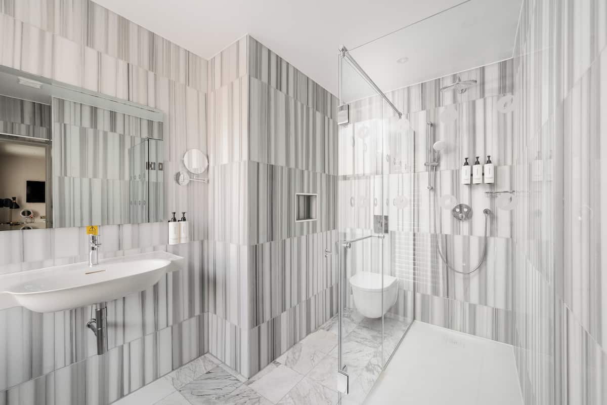 Chambre Standard | Literie de qualité, minibar, coffre-fort, décor unique