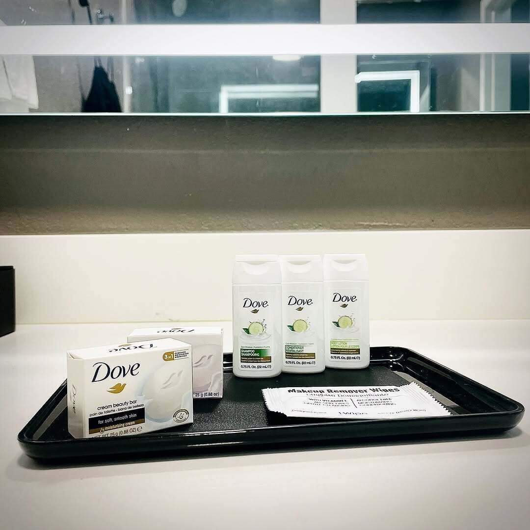 Dove beautyzeep, Dove shampoo, Dove conditioner en Dove douchegel op een dienblad.