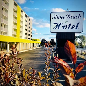 Vista frontal de la propiedad