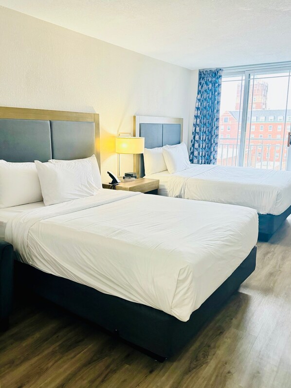 Habitación doble estándar, 2 camas matrimoniales | Ropa de cama de alta calidad, camas con pillow-top y escritorio 