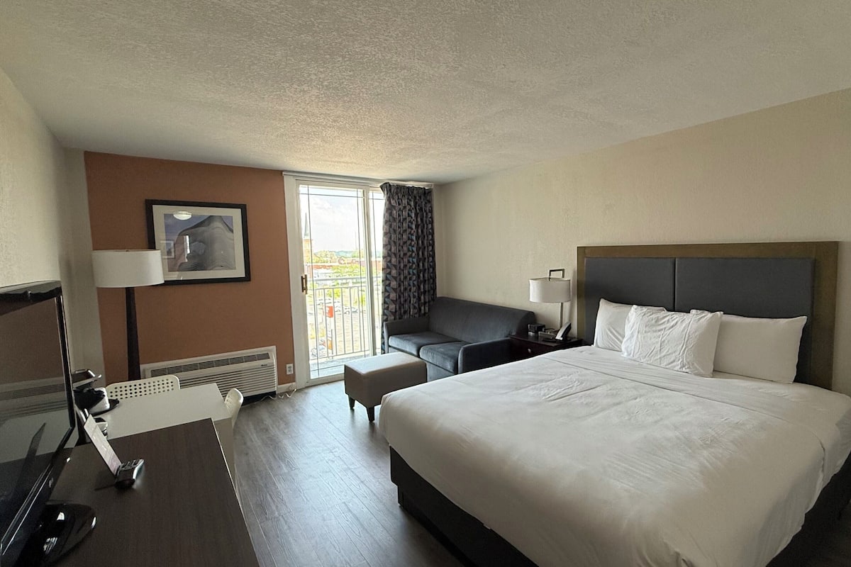 Standard Room | Premium bedding, pillowtop beds, desk, blackout drapes
