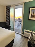 Ropa de cama de alta calidad, colchones con pillow-top y escritorio 