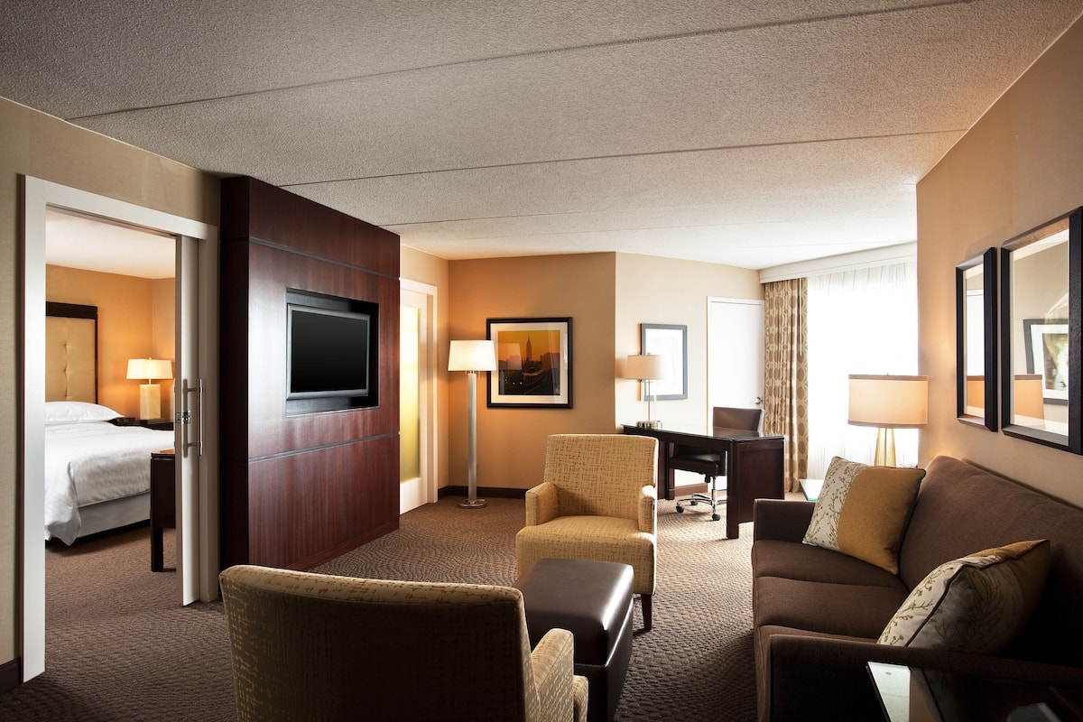 Suite, 1 Bedroom | Hypo-allergenic bedding, in-room safe, desk, laptop workspace