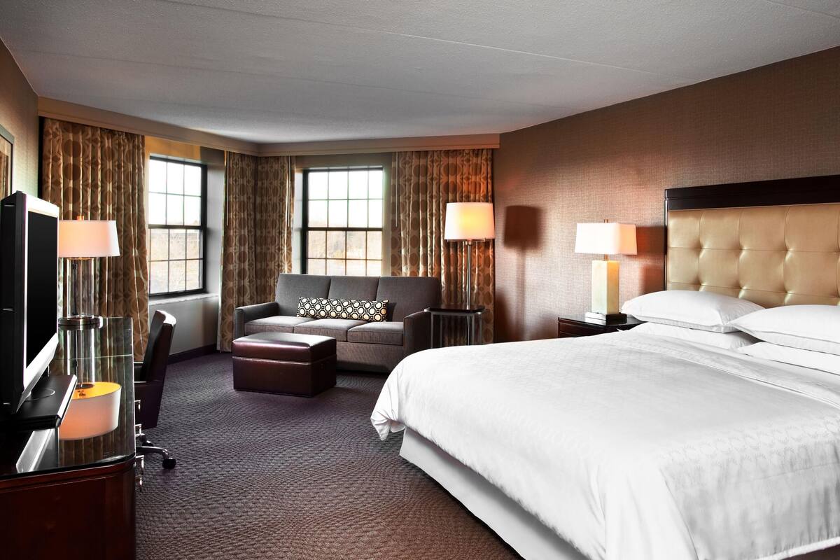 Deluxe Room, 1 King Bed, Non Smoking, Corner | Hypo-allergenic bedding available, in-room safe, desk, laptop workspace