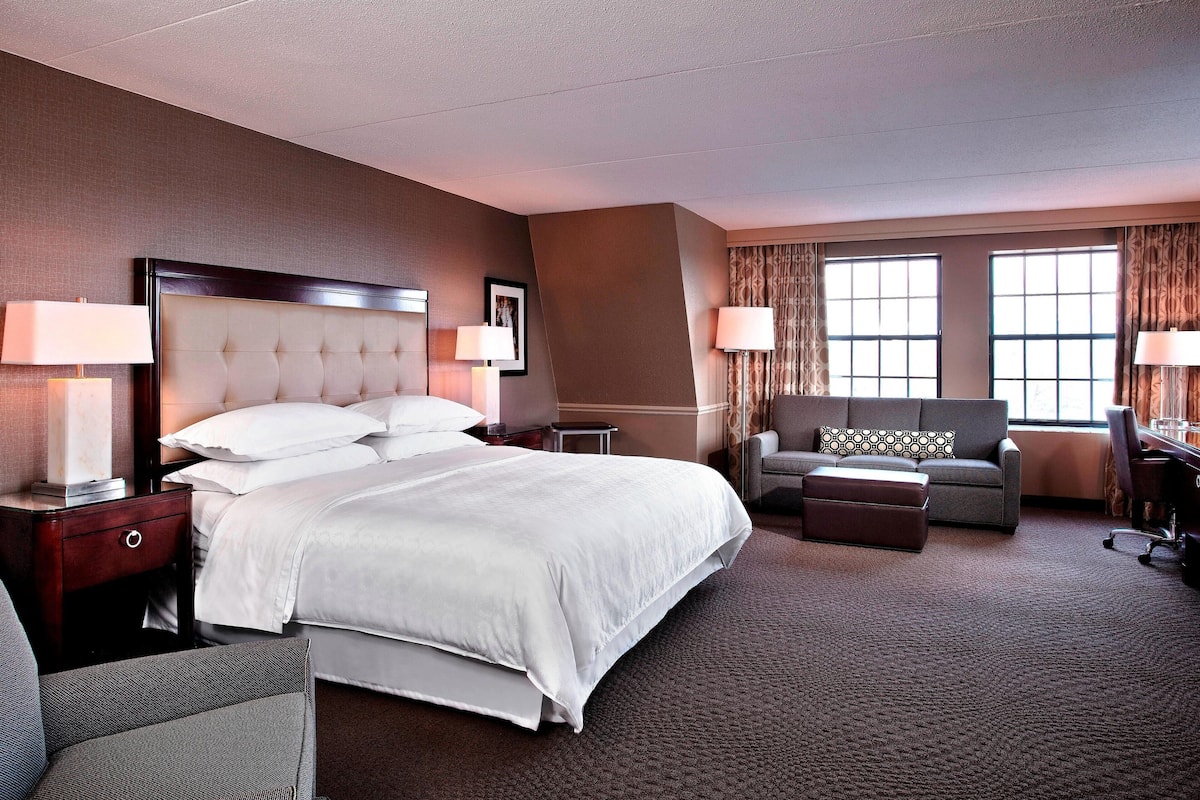 Hypo-allergenic bedding, in-room safe, desk, laptop workspace