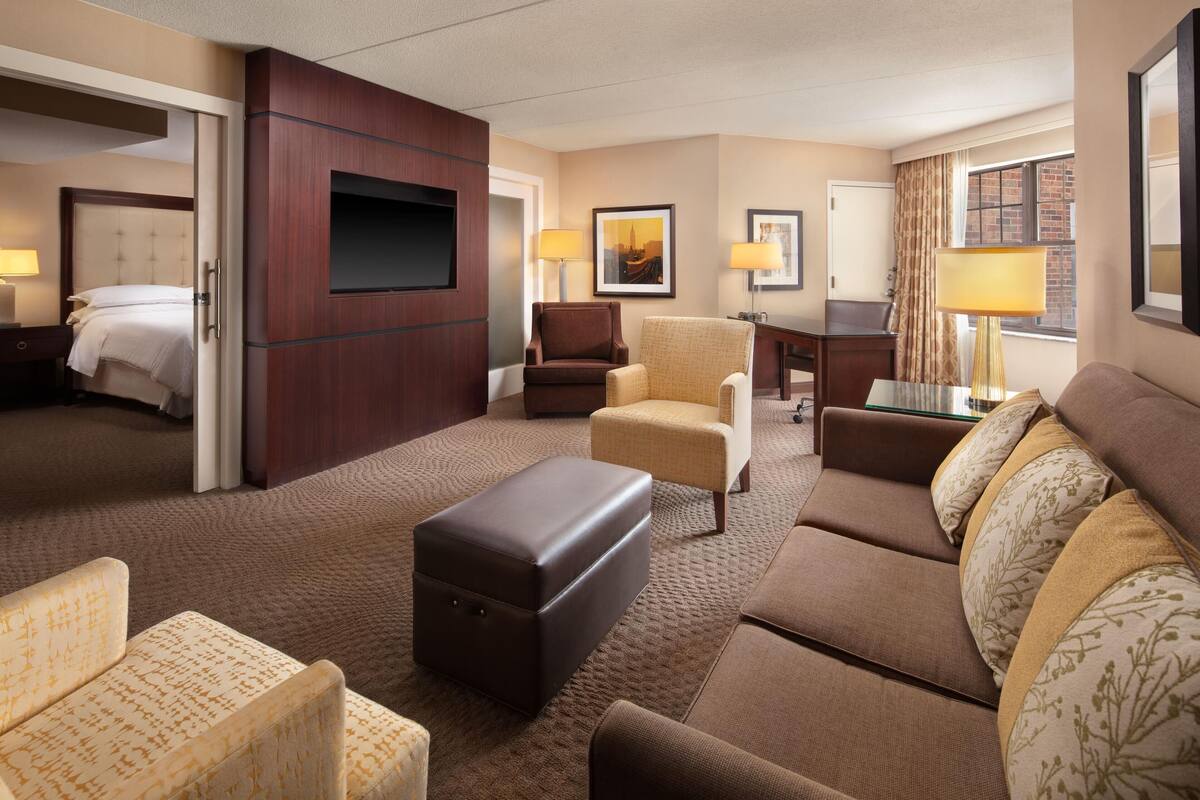 Suite, 1 Bedroom, Non Smoking | Hypo-allergenic bedding available, in-room safe, desk, laptop workspace