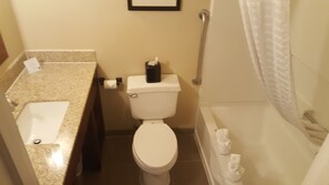 Un baño pequeño con inodoro, lavabo y ducha.