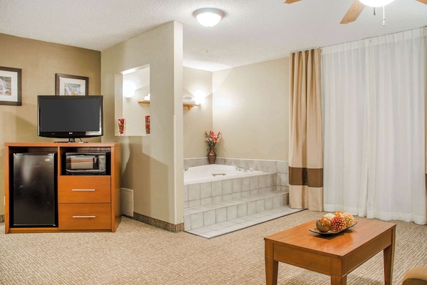 Suite, 1 King Bed with Sofa bed, Non Smoking, Hot Tub (2 Person) | Premium bedding, iron/ironing board, cribs (free)