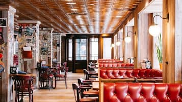 4 restaurants; breakfast, lunch, dinner, and brunch served