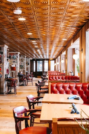 4 restaurants; breakfast, lunch, dinner and brunch served