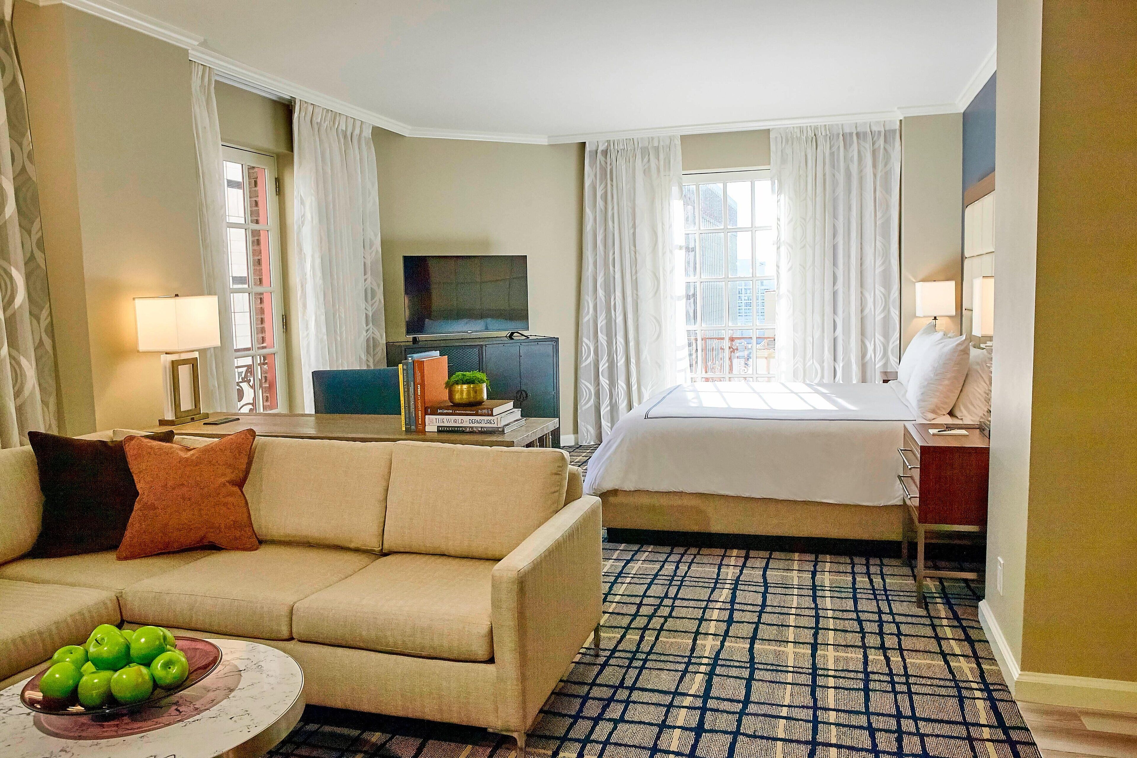 Suite – junior, 1 kingsize-seng, hjørnerom | Allergitestet sengetøy, dundyner, senger med overmadrass og minibar