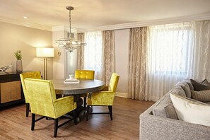 Hypo-allergenic bedding, down comforters, pillowtop beds, minibar - The Adolphus, Autograph Collection (Dallas)