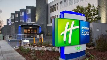 Welcome to Holiday Inn Express 1561, where a modern entrance awaits.