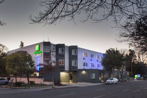 Un hôtel Holiday Inn Express au design moderne, caractérisé par un toit plat et de nombreuses fenêtres.