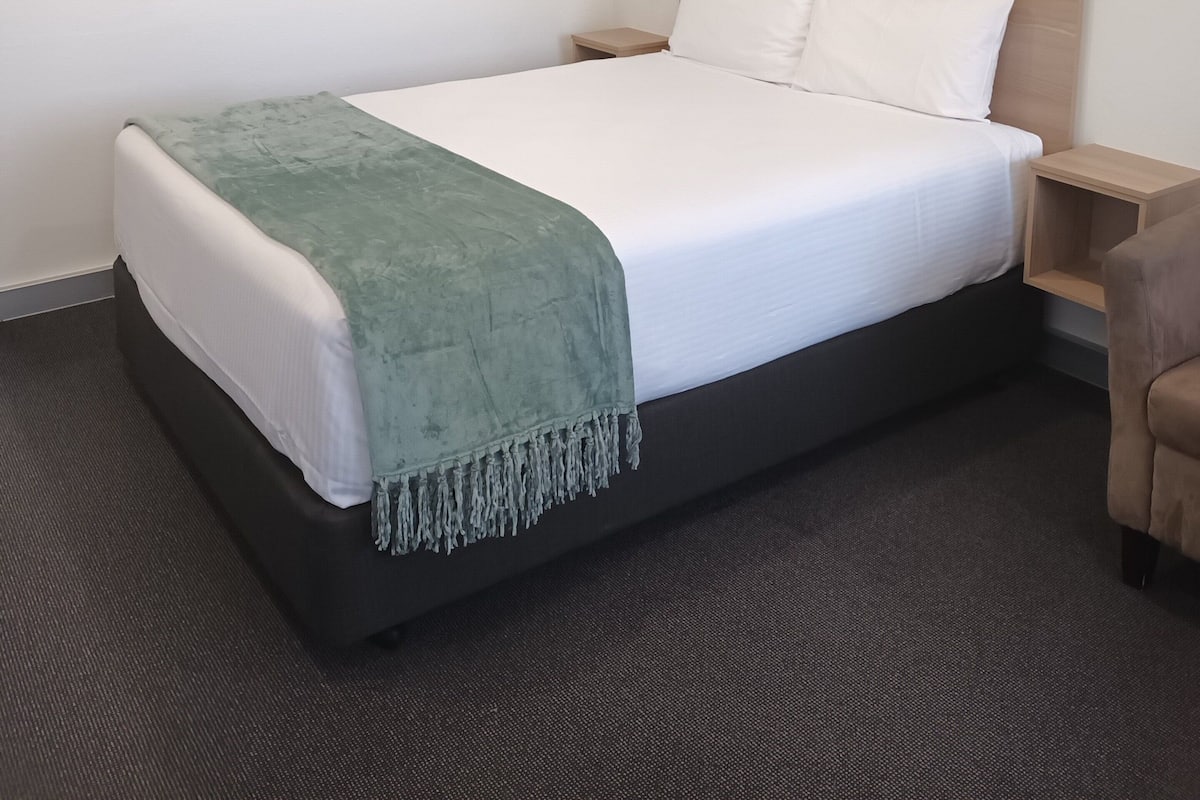 1 habitación, caja de seguridad en la habitación y escritorio