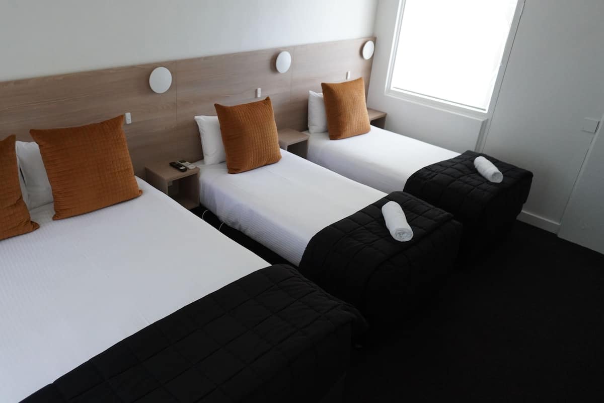 Deluxe Family Room | Värdeförvaringsskåp på rummet, skrivbord, gratis wi-fi och sängkläder