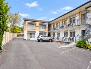 A two-story building with a car parked in front. - Abbotsleigh Motor Inn (Armidale)