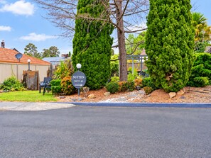 A sign indicating suites 28 to 41. - Abbotsleigh Motor Inn (Armidale)