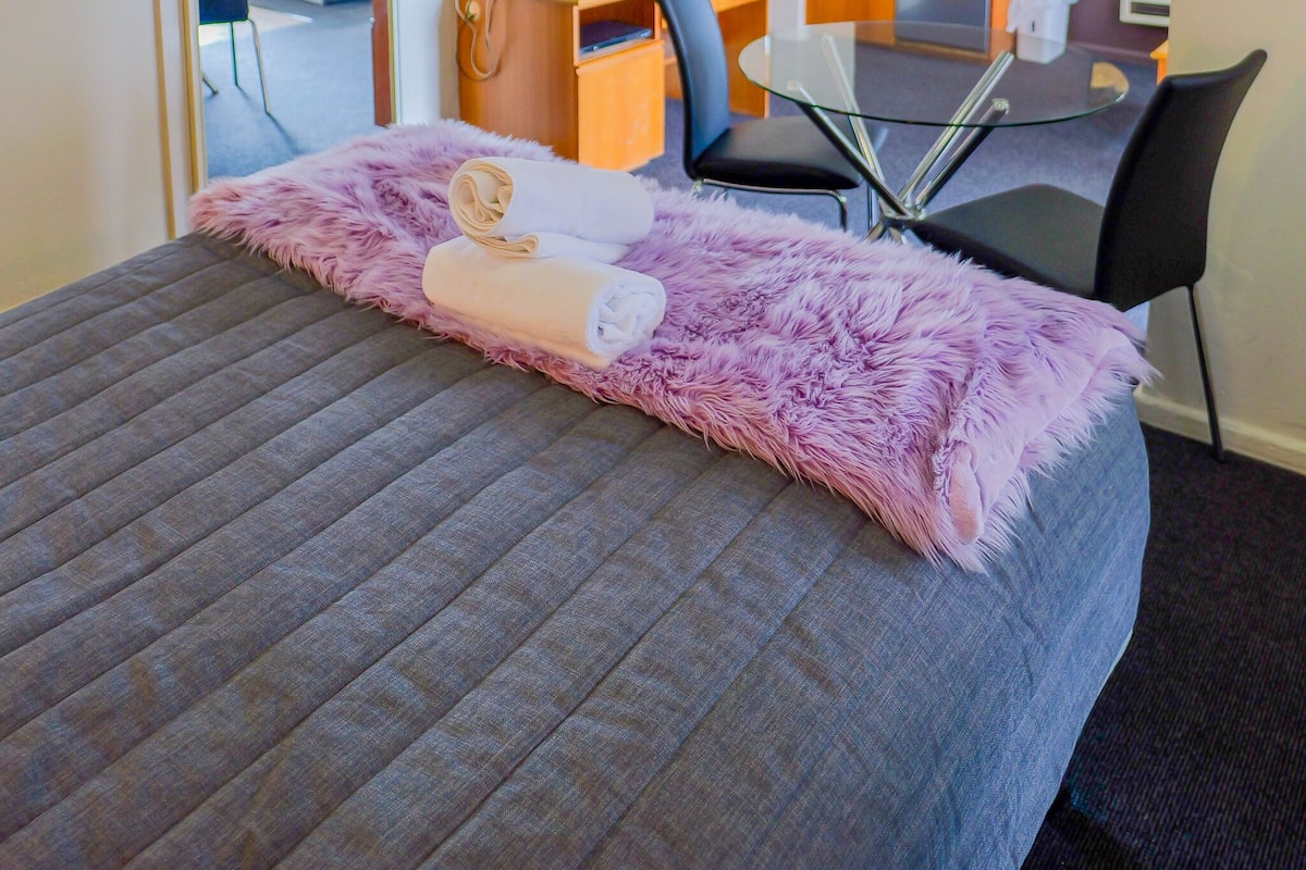 Executive Room, Non Smoking (Executive Suite) | 1 bedroom, in-room safe, desk, free WiFi