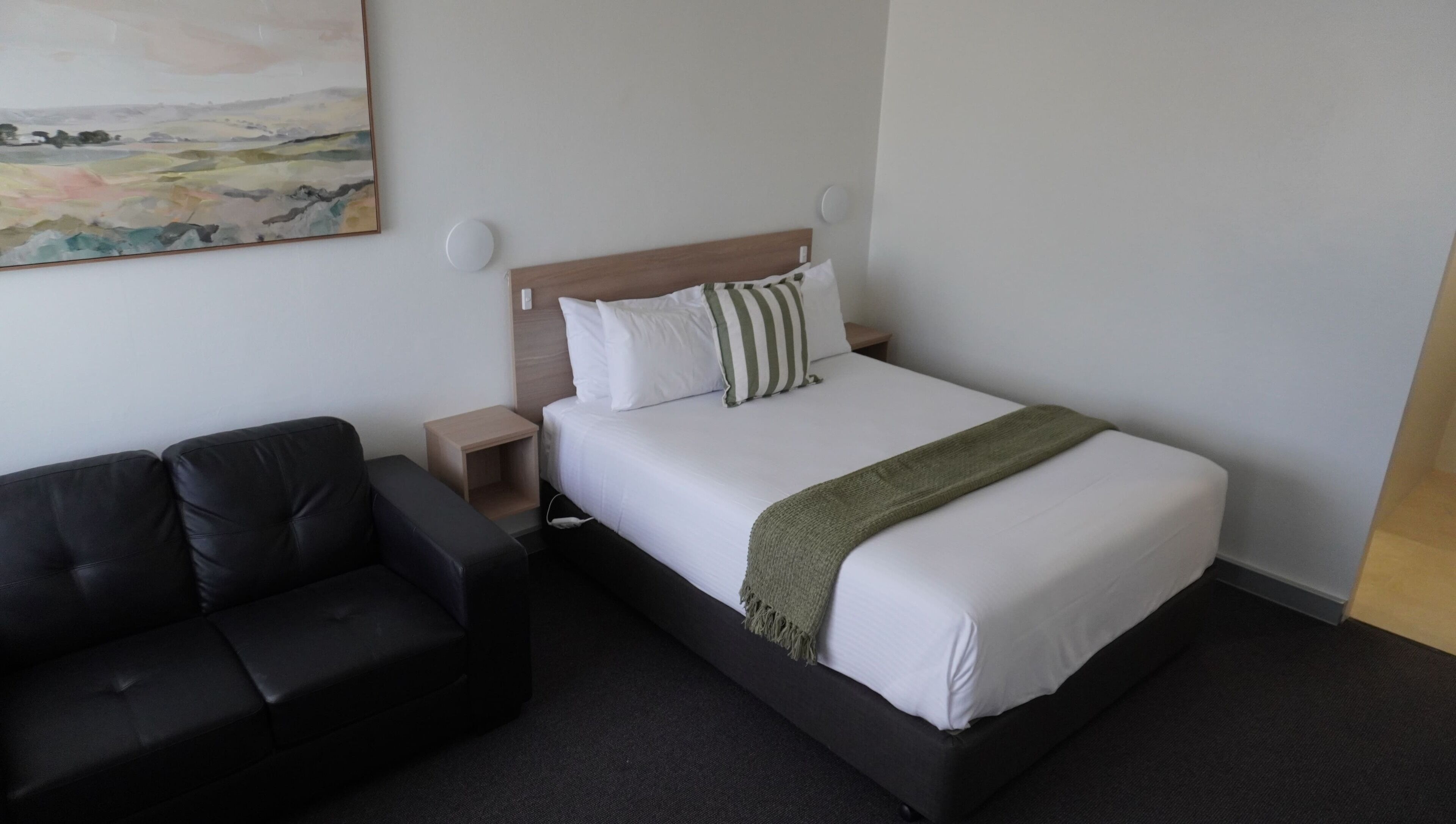 Quarto casal executivo, 1 cama Queen | Área de estar | TV 50 polegadas com canais digitais