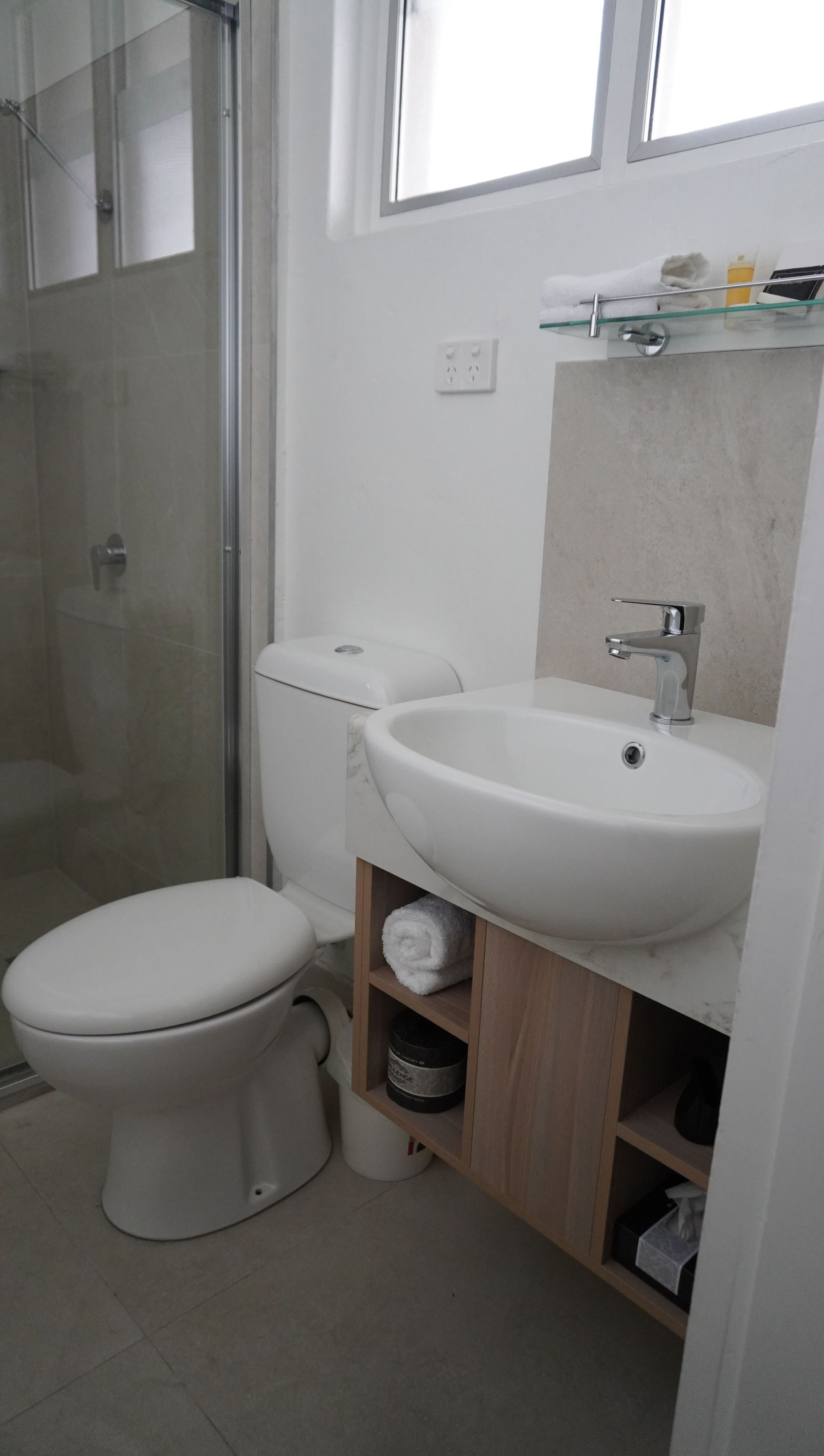 Un baño con inodoro, lavamanos y ducha.