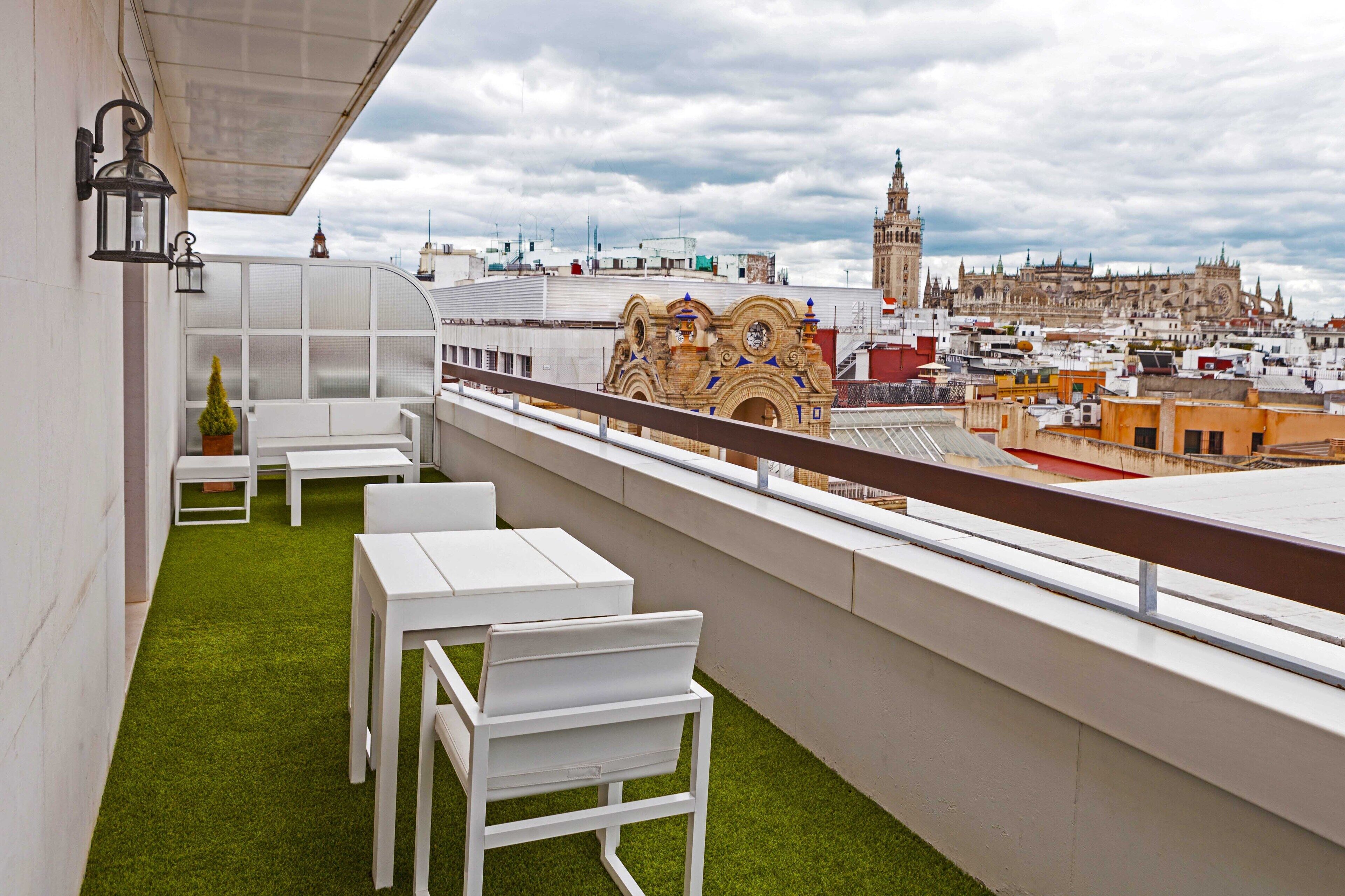 Frigobar, cofres nos quartos, cortinas blackout