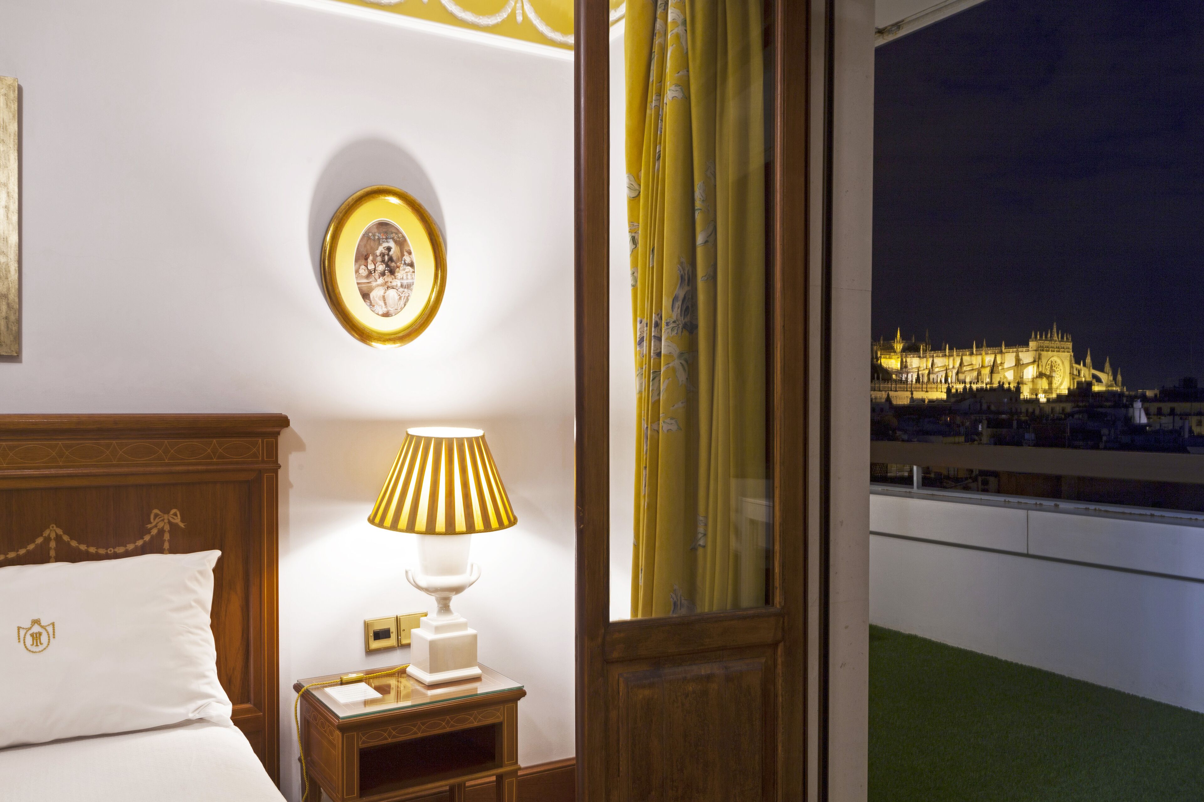 Minibar, caja de seguridad en la habitación y cortinas blackout 