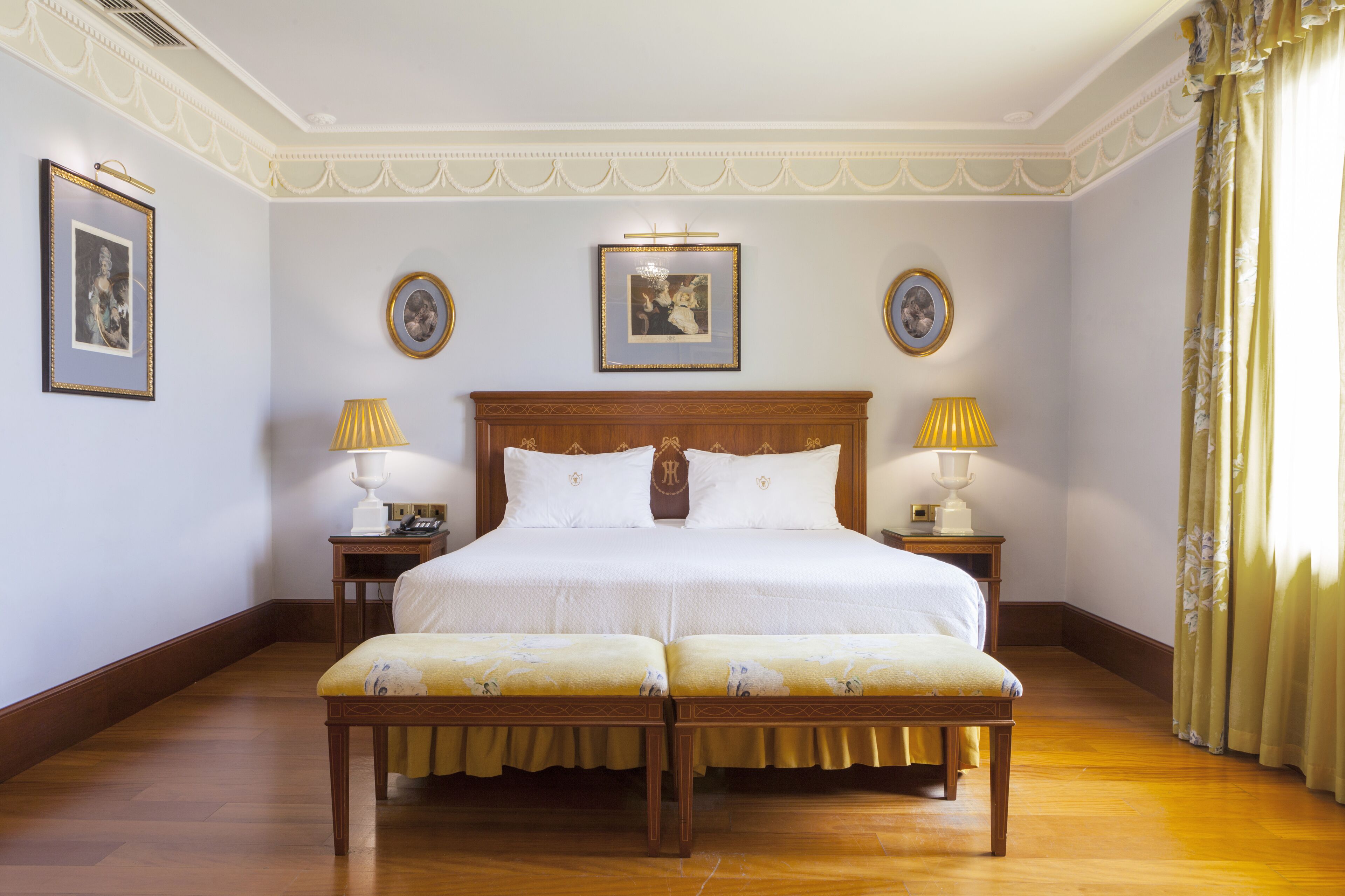 Minibar, coffres-forts dans les chambres, rideaux occultants