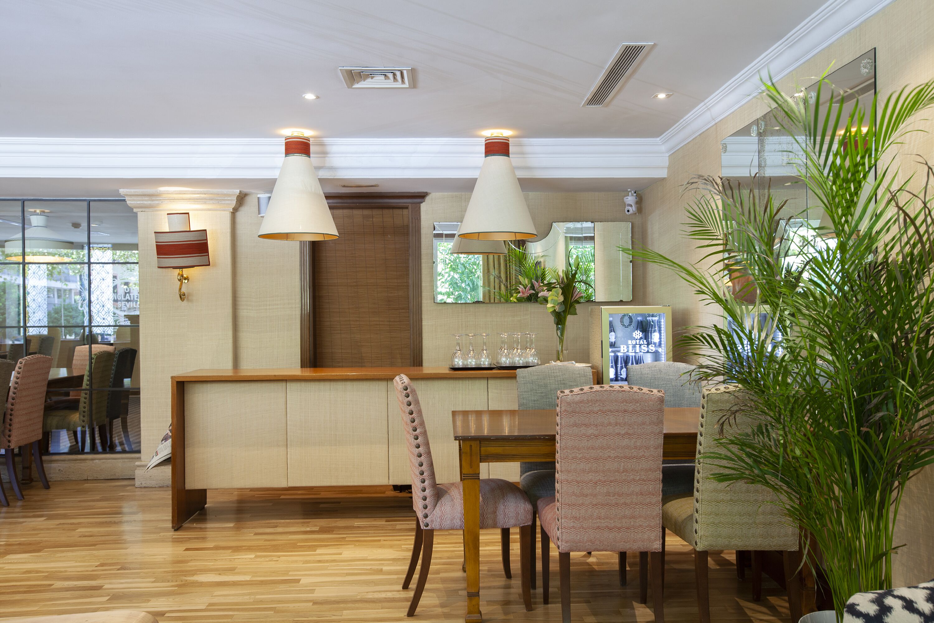 rooftop bar, al fresco dining