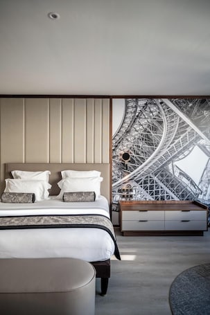 Junior Suite | Egyptian cotton sheets, premium bedding, in-room safe, desk