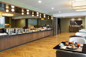 朝食 (ビュッフェ)、毎日提供 (有料)