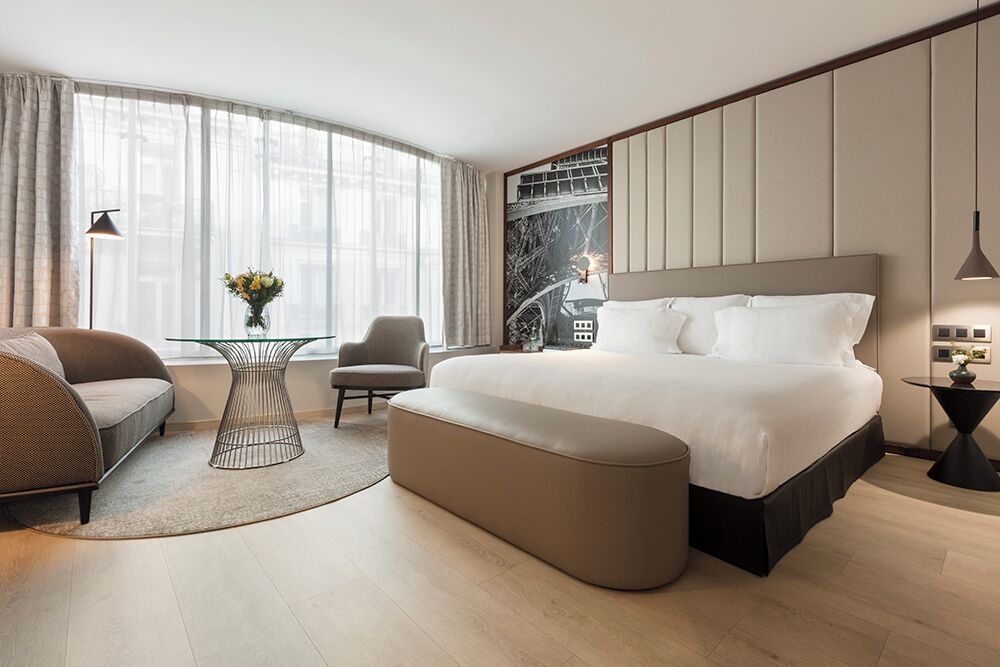 프리미엄룸 (Superior) | 이집트산 면 시트, 고급 침구, 객실 내 금고, 책상