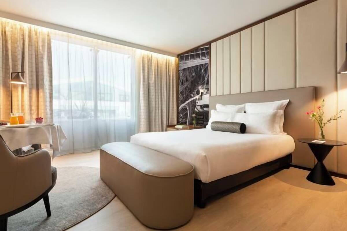 Egyptian cotton sheets, premium bedding, in-room safe, desk