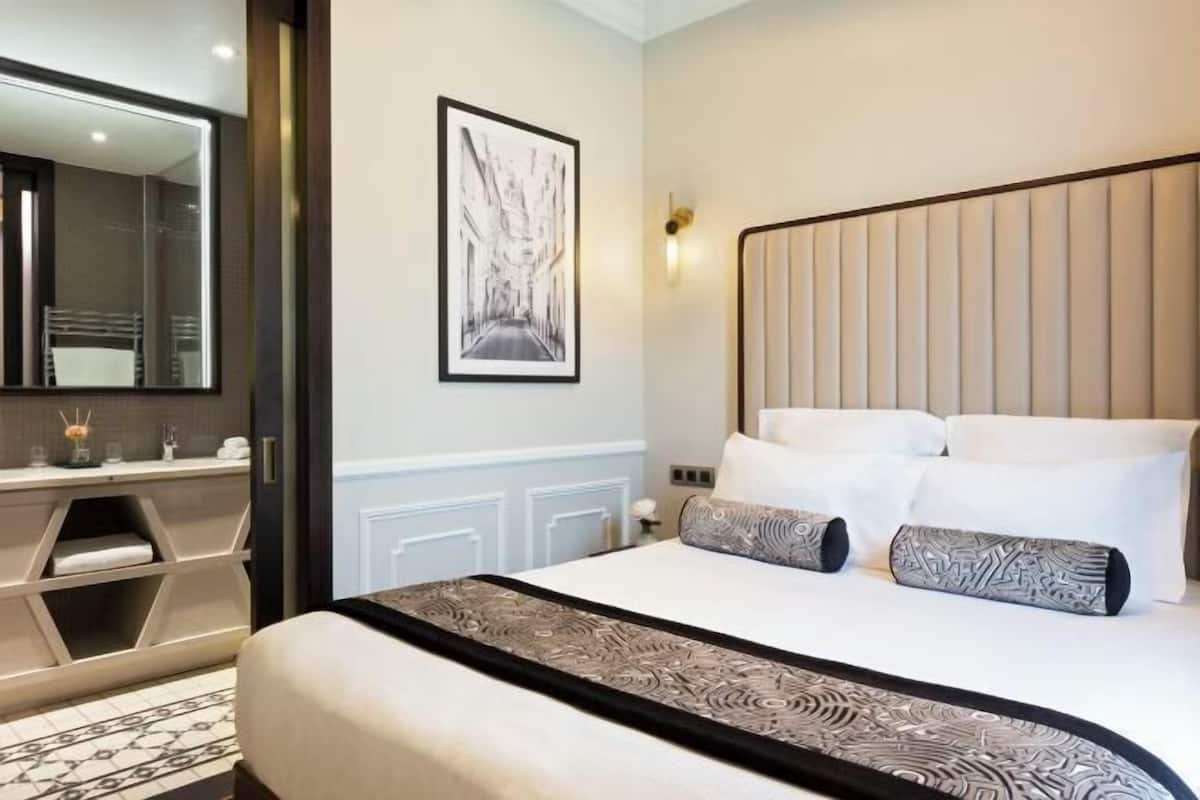1 bedroom, Egyptian cotton sheets, premium bedding, in-room safe