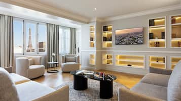 Suite (The Eiffel Tower) | Wohnbereich | Fernseher