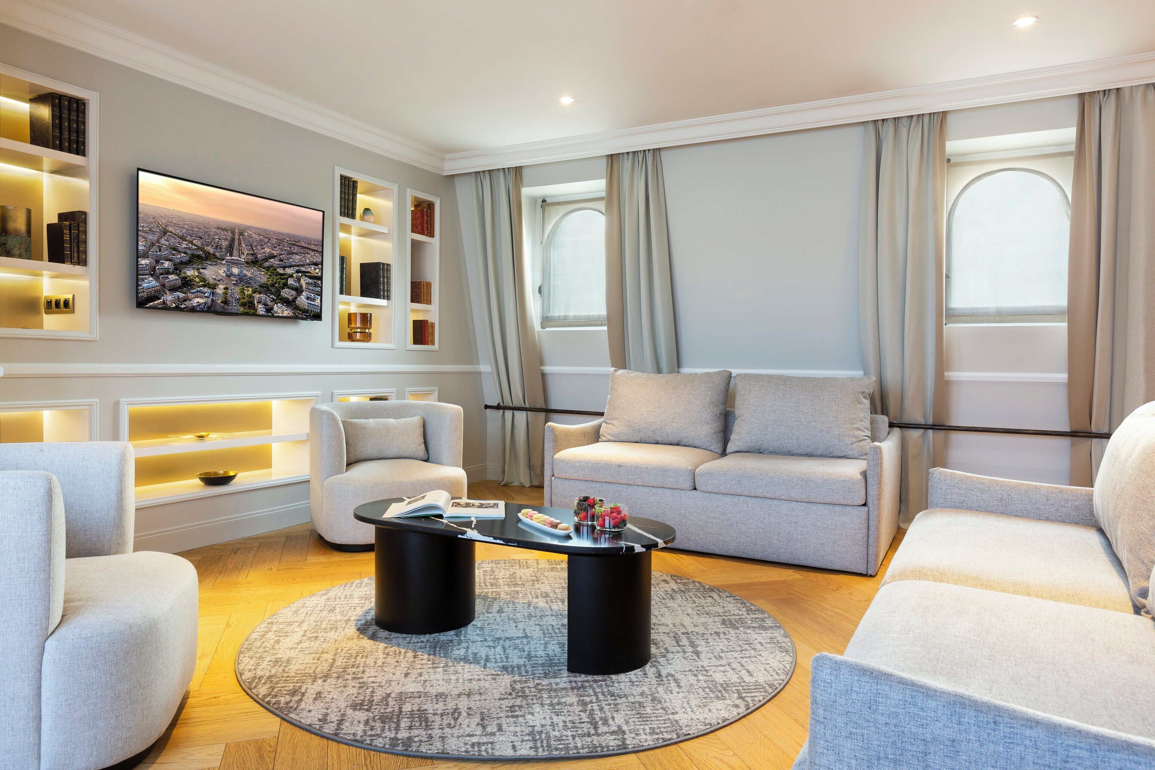 suite (the eiffel tower) | living area | tv