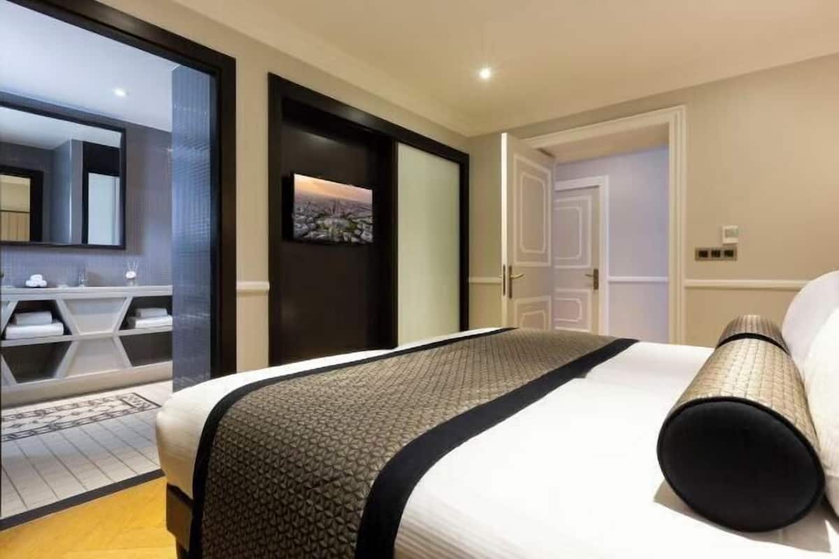 Egyptian cotton sheets, premium bedding, in-room safe, desk