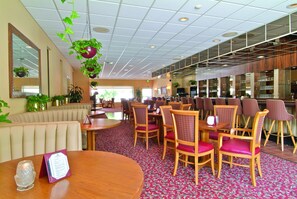 Café da manhã feito na hora todos os dias mediante uma taxa