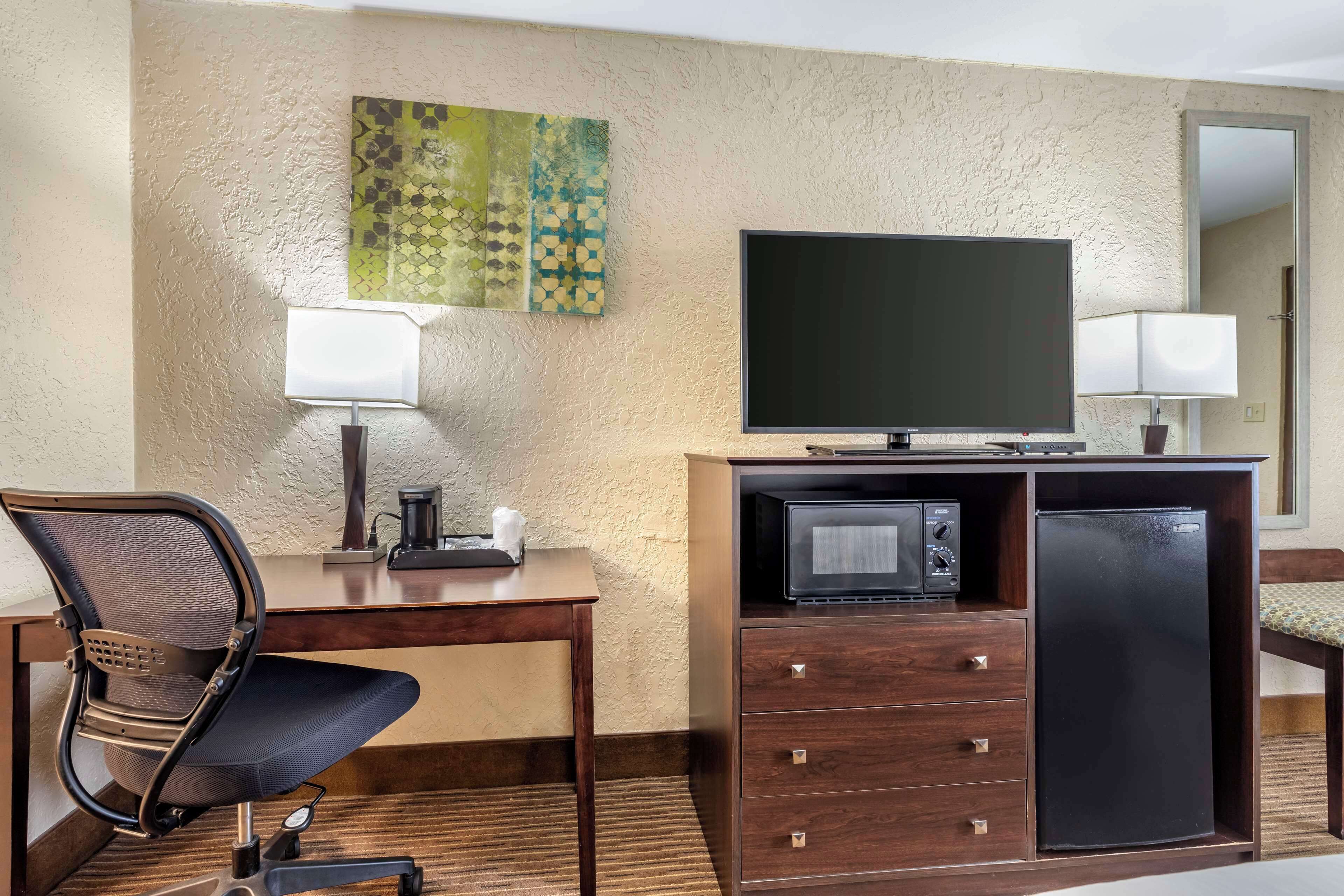 standard room, 1 king bed, accessible | desk, iron/ironing board, free wifi, bed sheets