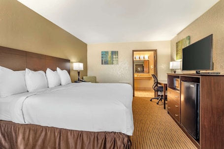 Desk, iron/ironing board, free WiFi, bed sheets. Best Western Of Hope