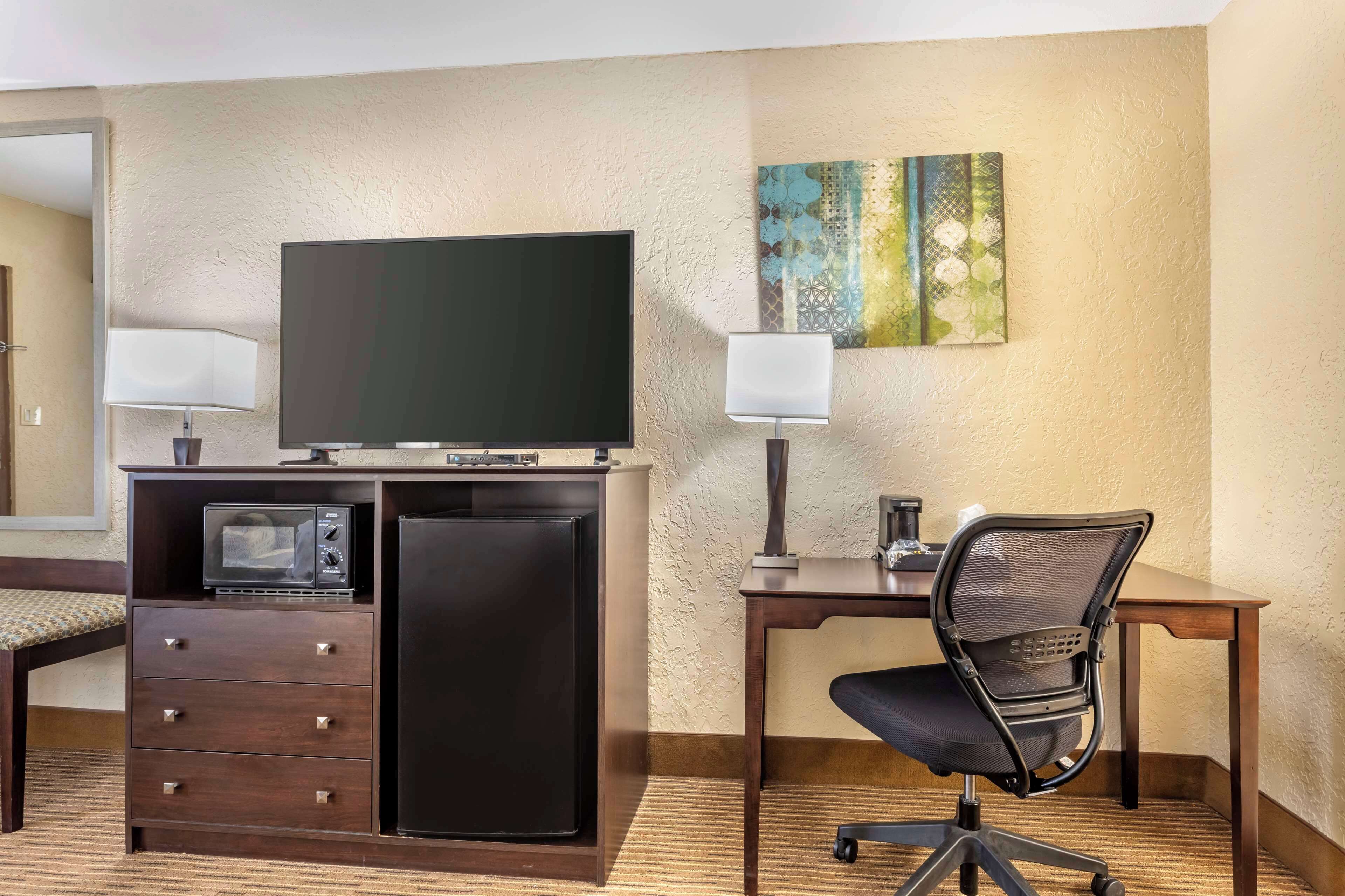 standard room, 1 king bed, refrigerator & microwave | desk, iron/ironing board, free wifi, bed sheets