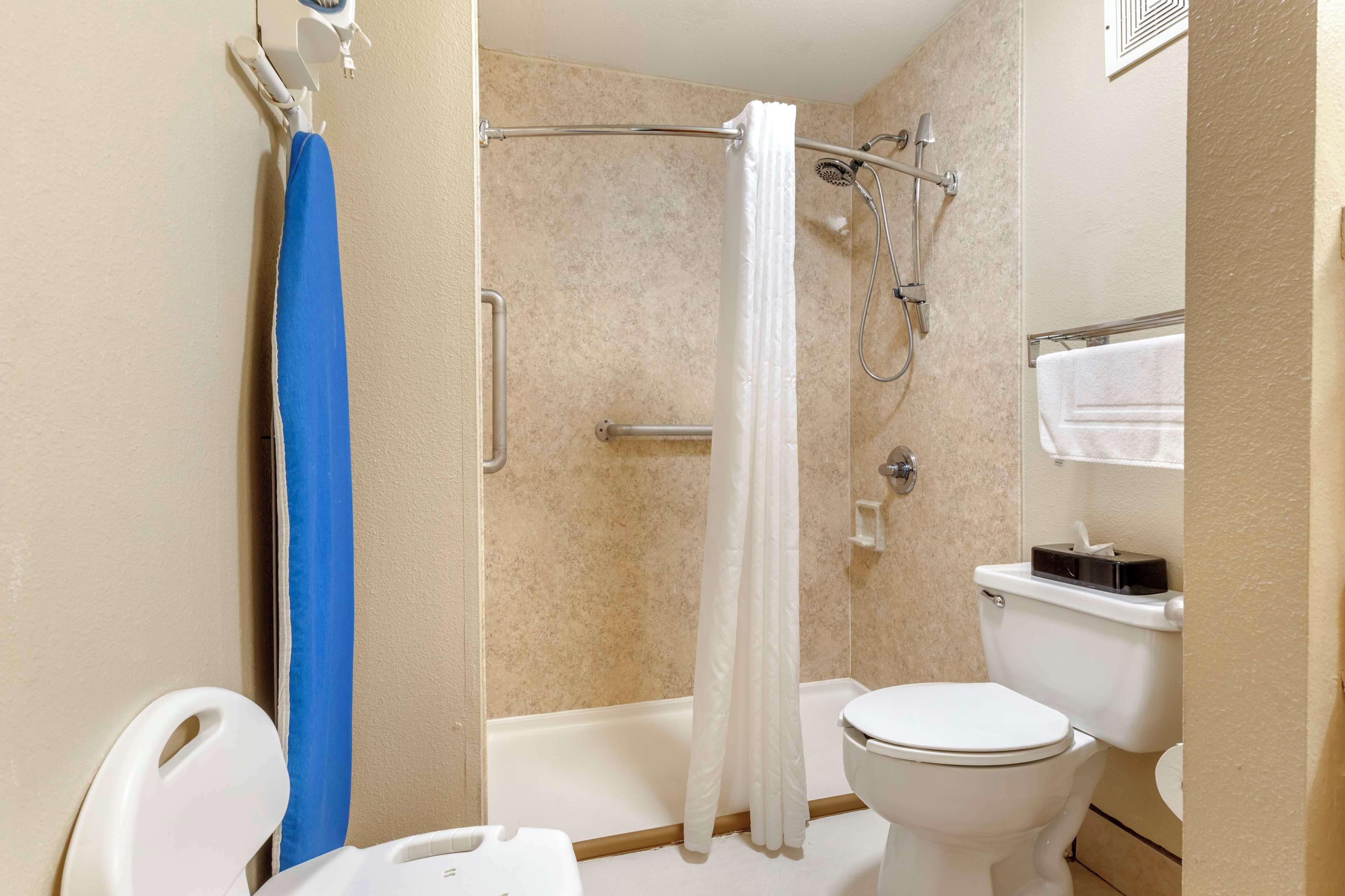 deep-soaking bathtub, hydromassage showerhead, free toiletries