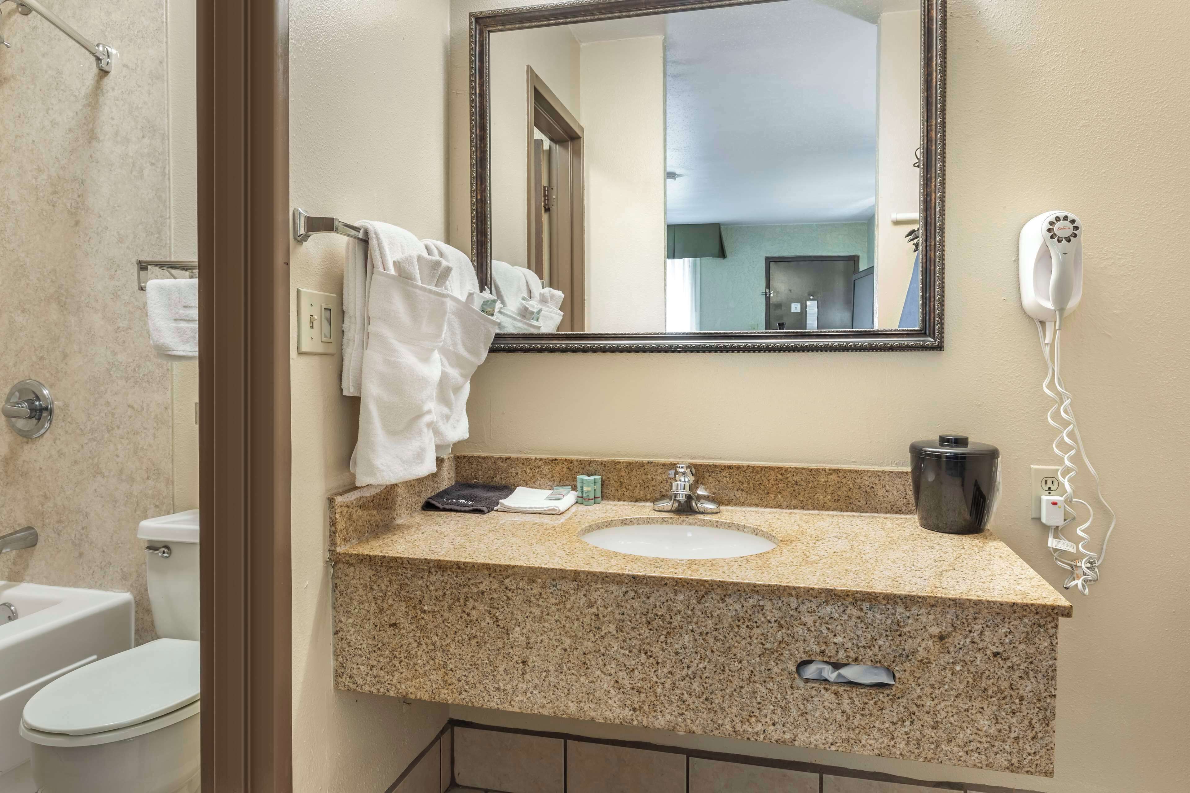 deep-soaking bathtub, hydromassage showerhead, free toiletries