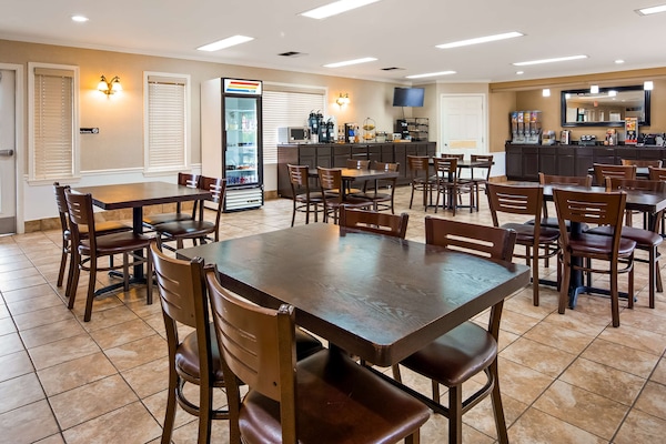 Free continental breakfast on weekdays