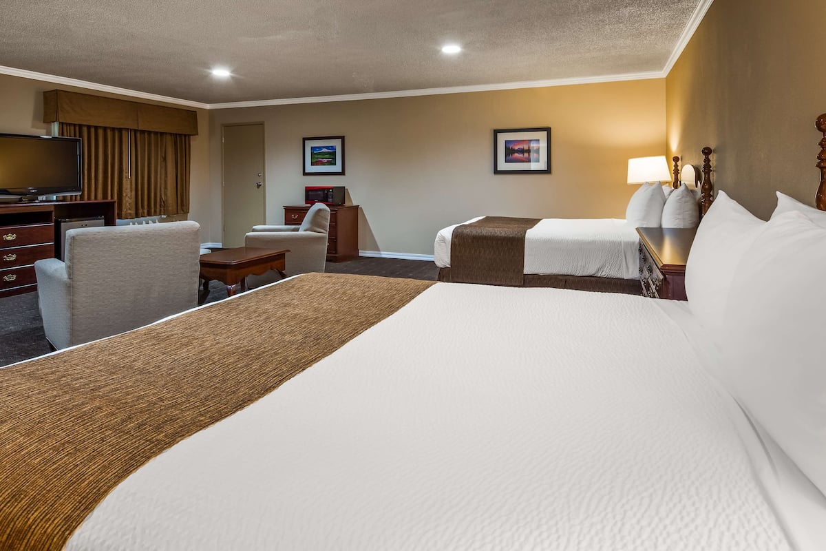 Deluxe Room, 2 Queen Beds, Non Smoking, Refrigerator & Microwave