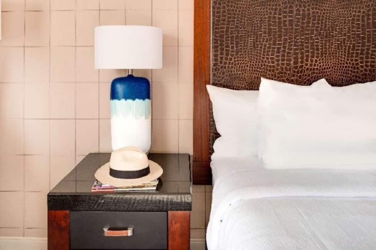 Een kluis op de kamer, een laptopwerkplek, verduisterende gordijnen