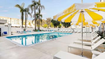 Piscina externa, funciona das 8h às 22h, guarda-sóis, espreguiçadeiras