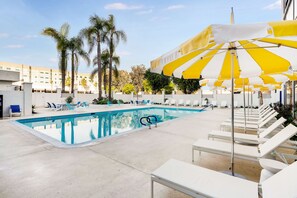 Piscine extérieure, parasols de plage, chaises longues