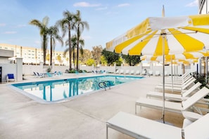 Piscine extérieure, parasols de plage, chaises longues