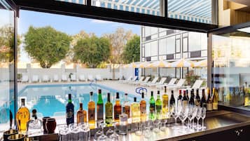 Bar en bord de piscine